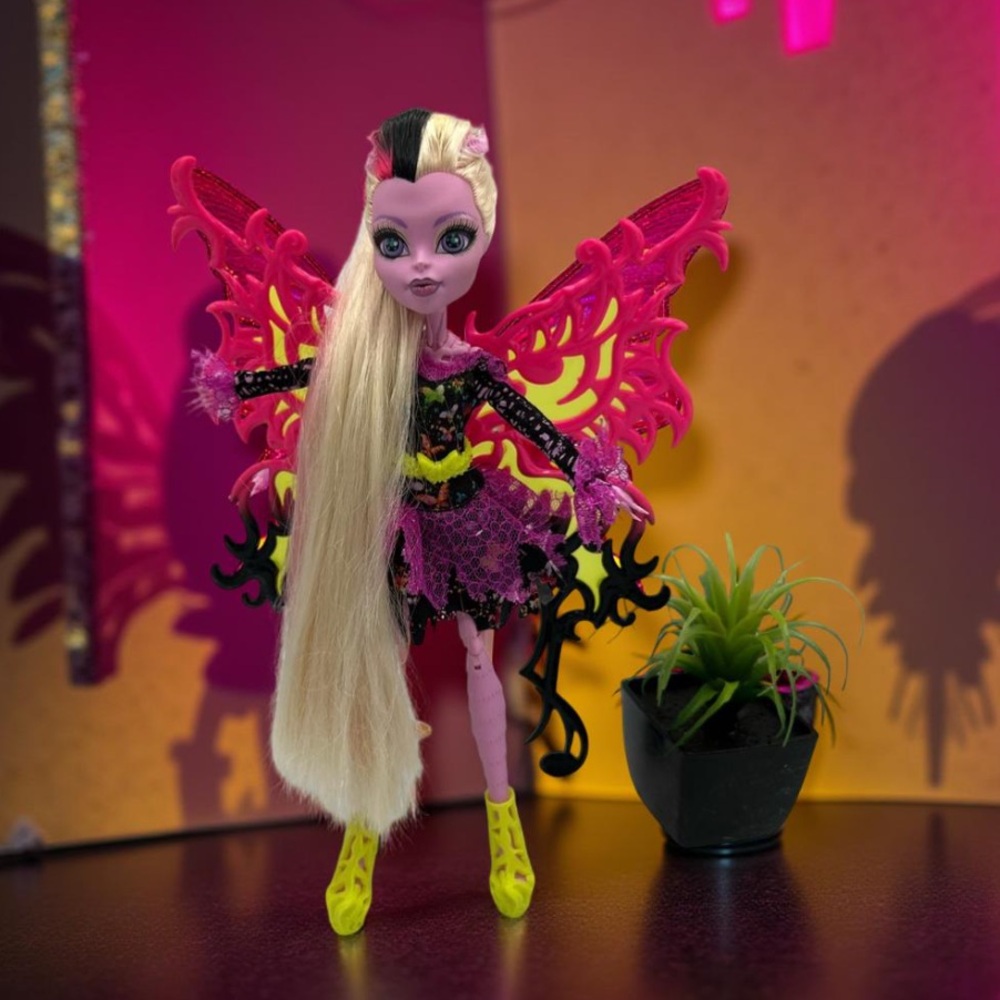 Monster High BONITA FEMUR Freaky Fusion Hybrid of Skelton & Moth Discontinued - Picture 9 of 15